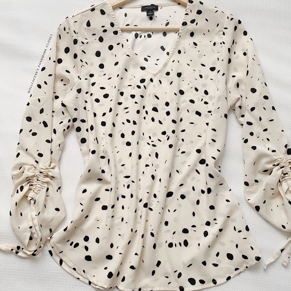 Ann Taylor Cream + Black Speckled V-Neck Ruched Drawstring Sleeves Blouse - Picture 3 of 11